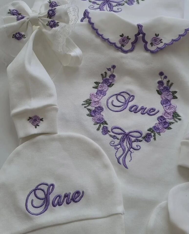 Lila Çiçek İşlemeli İsimli Bebek Şapkası ve Eldiveni