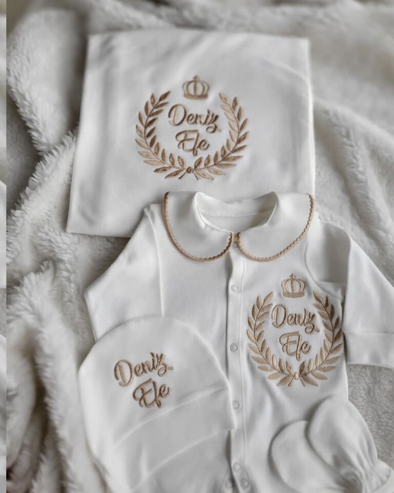 Kişiye Özel İsim İşlemeli Gold Çelenk Desenli Yastık