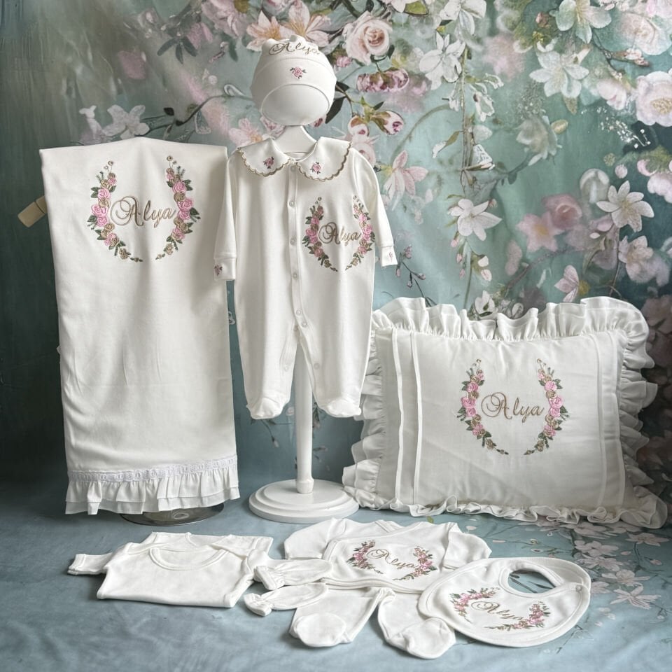 Kişiye Özel İsim İşlemeli Fırfırlı Bebek Yastığı