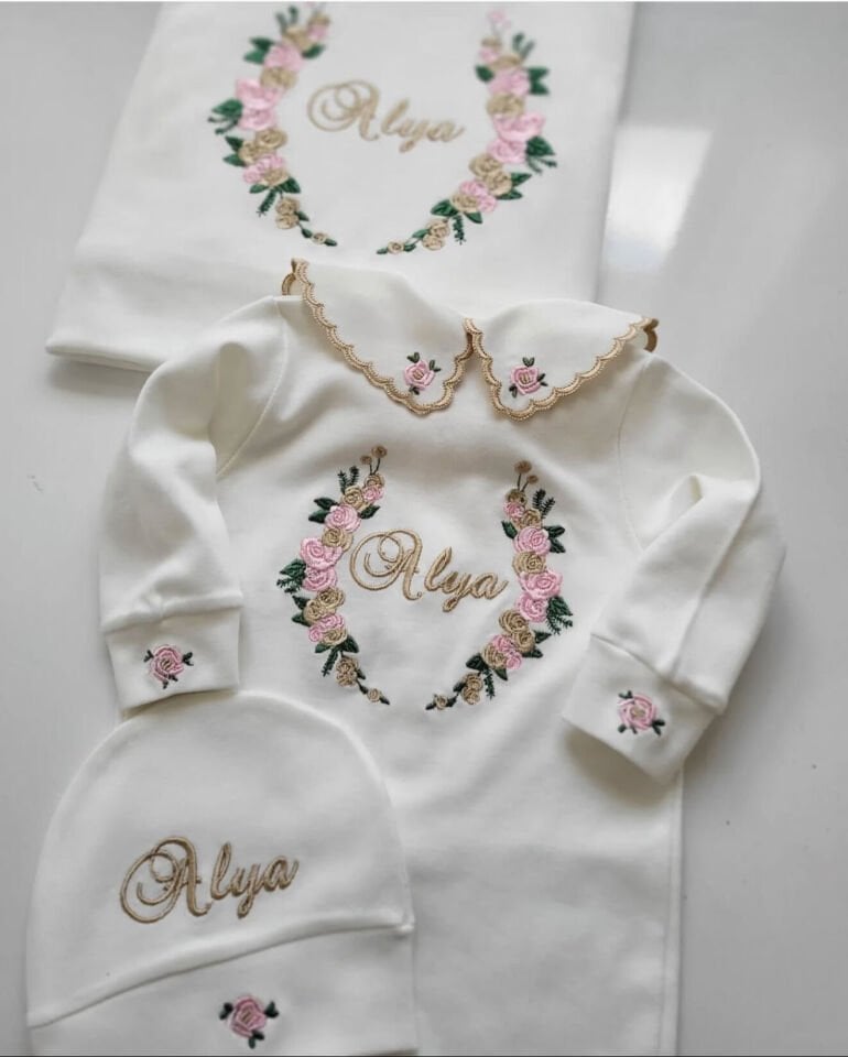 İsimli Pembe Çiçek Çelengi Nakışlı Kız Bebek Tulumu
