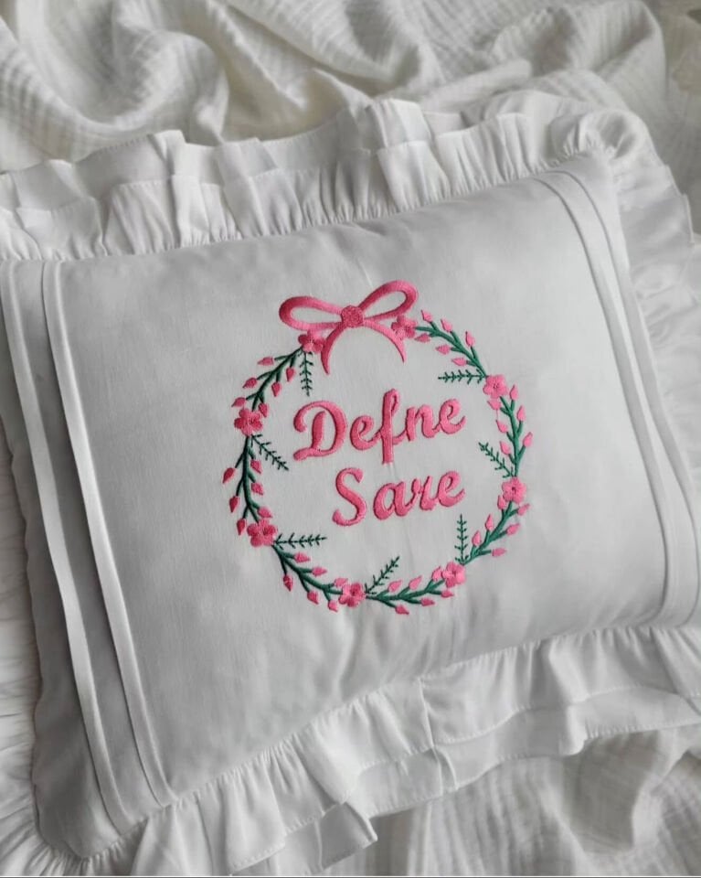 Kişiye Özel İki İsim İşlemeli Fiyonklu Bebek Yastığı