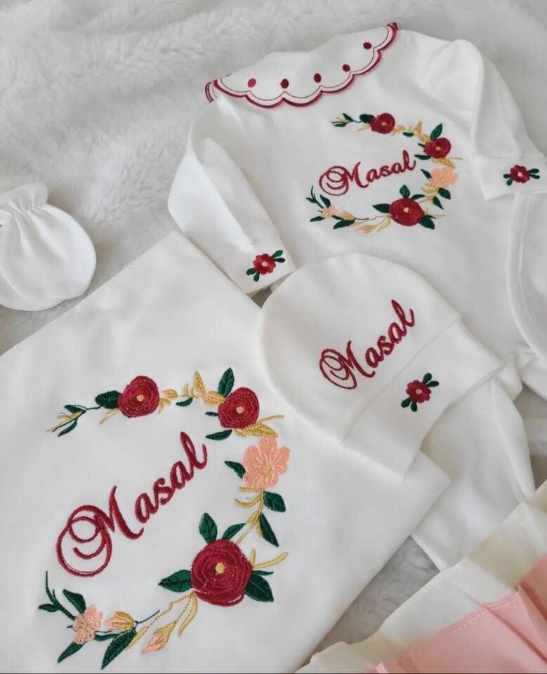 İsimli Kırmızı Gül Çelengi Nakışlı Kız Bebek Tulumu