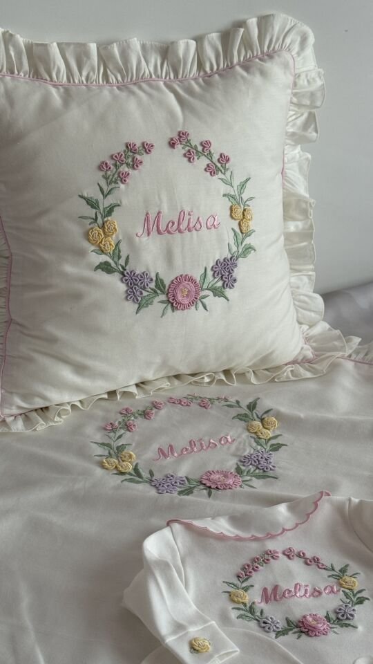 İsimli El Nakışı Rokoko Çiçekli Hastane Çıkış Seti - Kişiye Özel Butik Tasarım