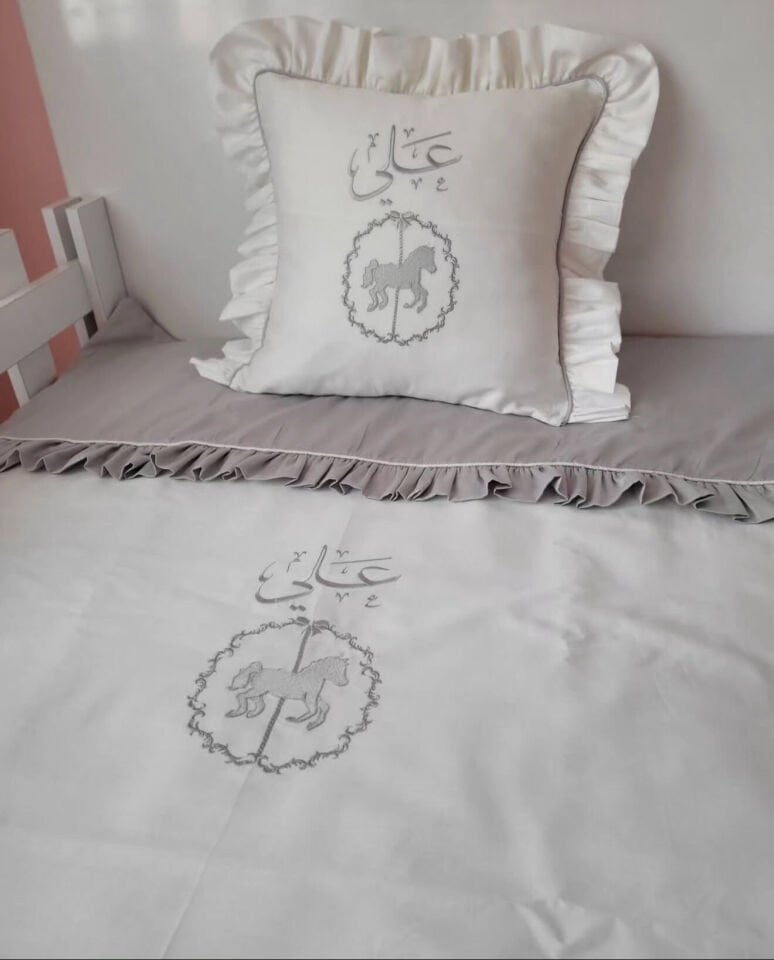 Kişiye Özel İsim ve At İşlemeli Bebek Yastığı