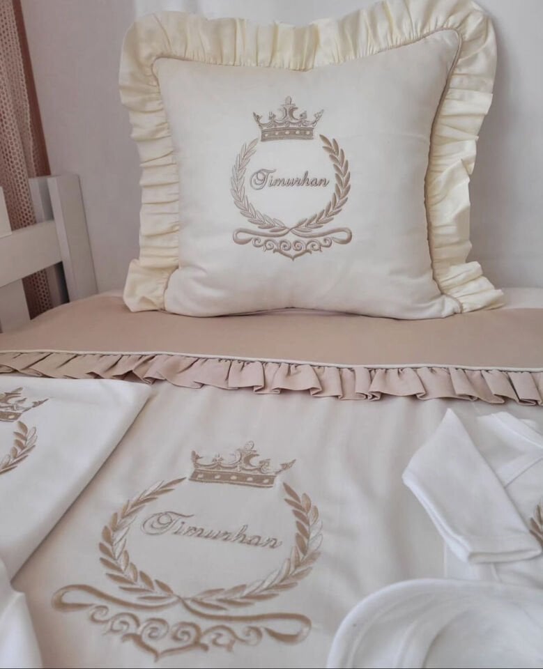 Kişiye Özel Gold Taç Nakışlı Lüks Bebek Yastığı