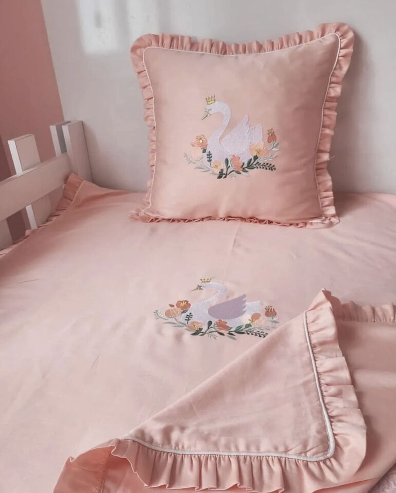 İsimli Taçlı Kuğu Nakışlı Kız Bebek Nevresim Takımı