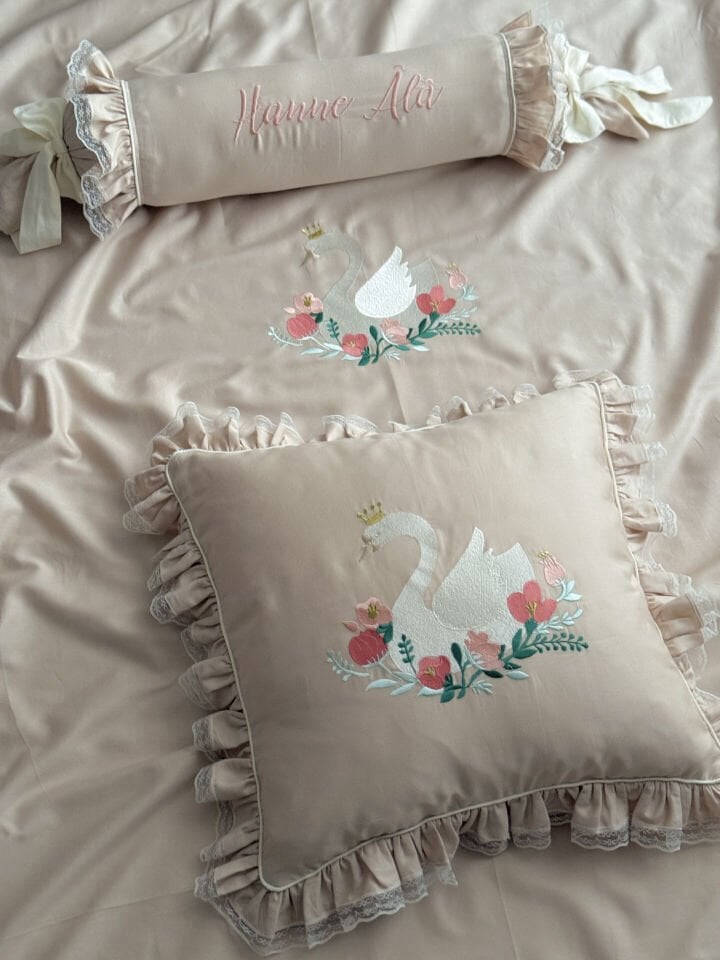 İsimli Soft Renkli Kuğu Nakışlı Bebek Nevresim Takımı