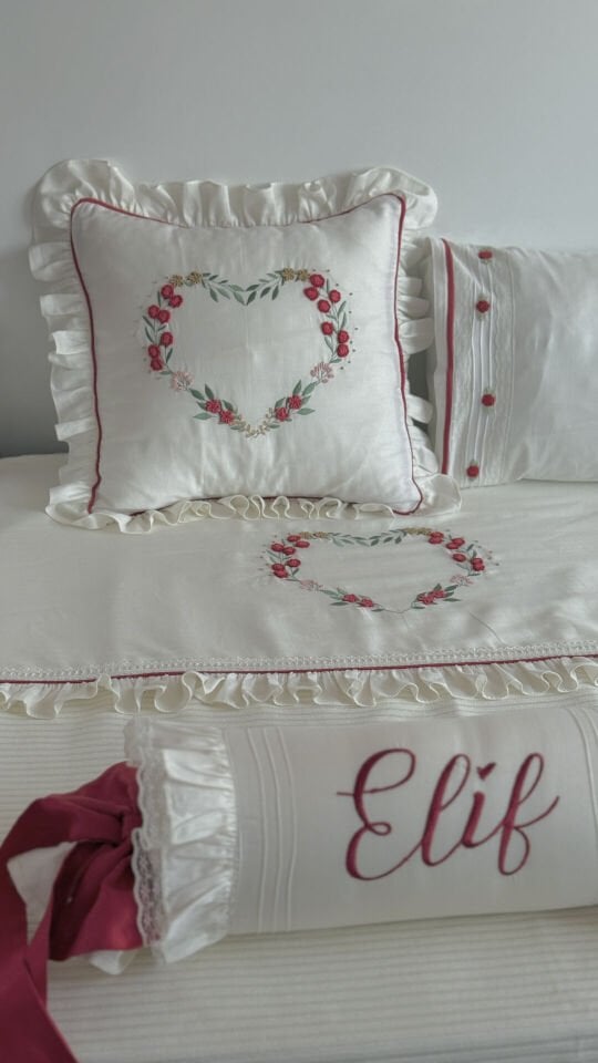 İsimli El Nakışı Rokoko Çiçekli Kalp Bebek Pike Seti