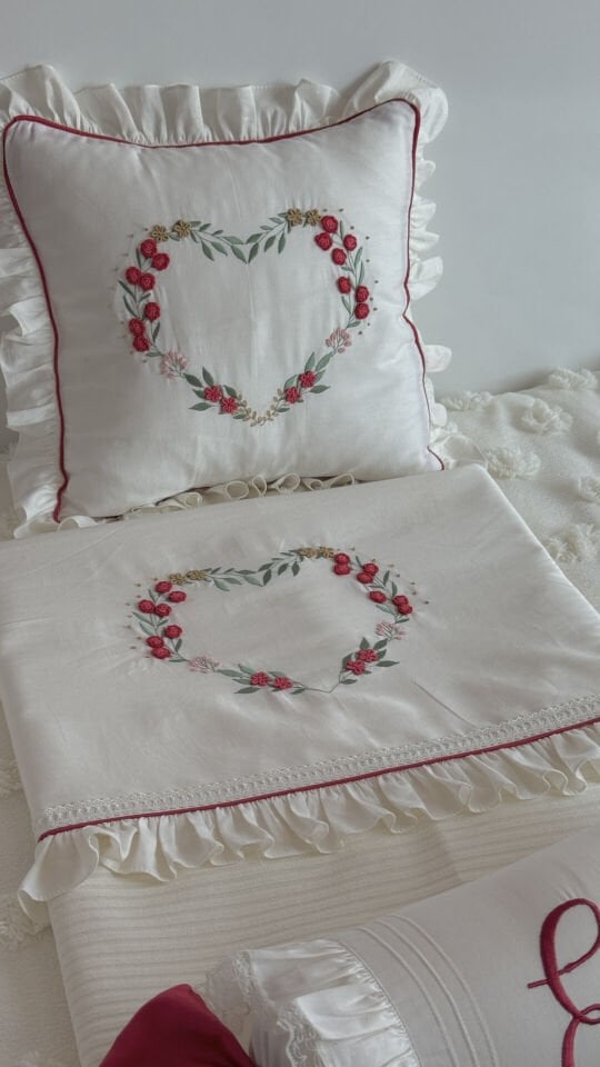 El İşlemesi Rokoko Çiçek Demeti ve Kalp Figürü Detayı