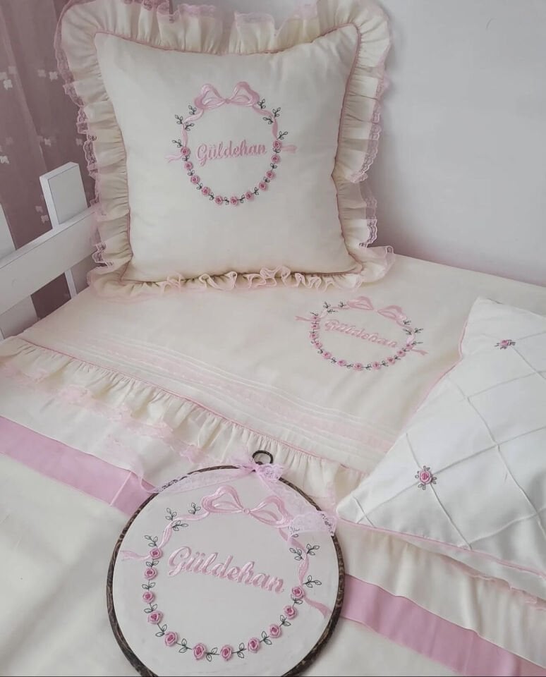 İsimli El Nakışı Rokoko Çiçekli Bebek Nevresim Takımı