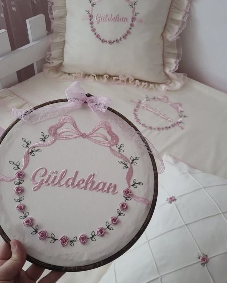 İsimli El Nakışı Rokoko Çiçekli Bebek Nevresim Takımı - %100 Pamuk Butik Seri