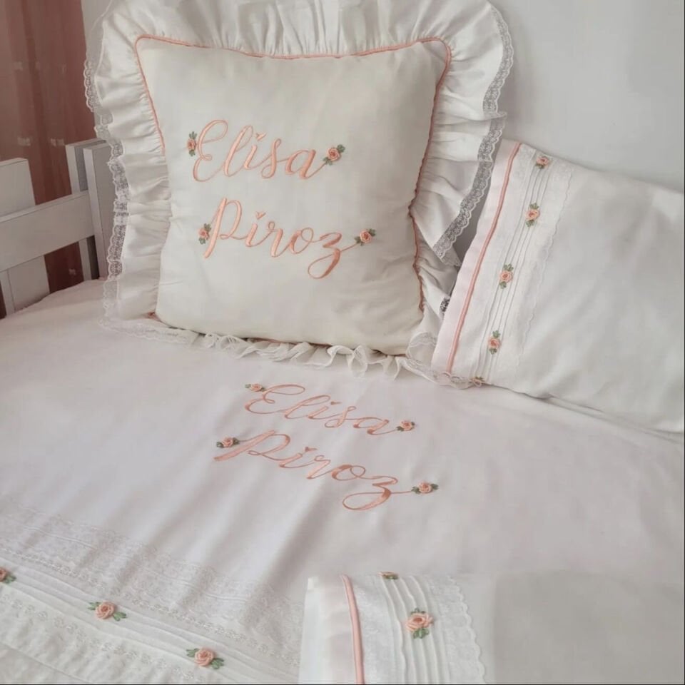 İsimli ve Minimal El Nakışı Çiçekli Bebek Nevresim Takımı