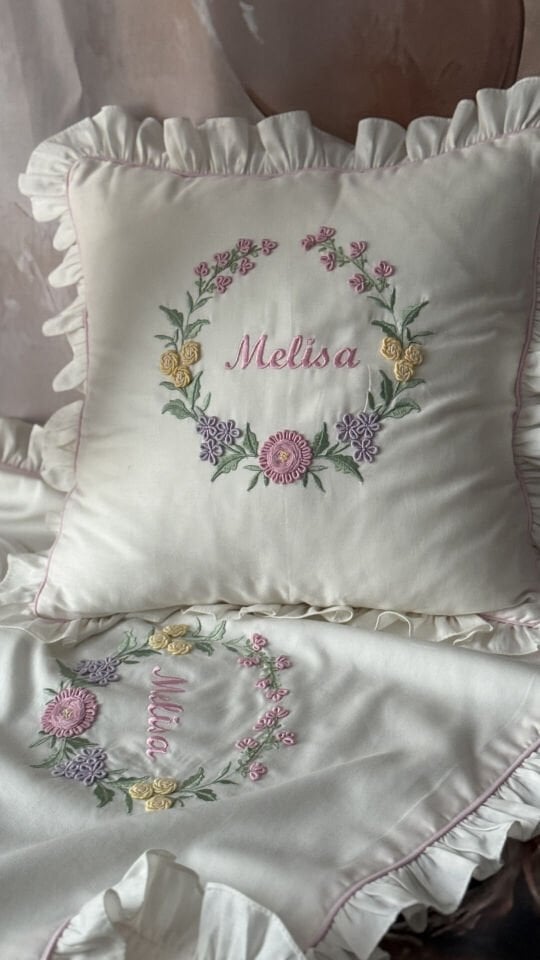 El İşlemesi Rokoko Çiçek Demeti ve Dokulu Nakış Detayı