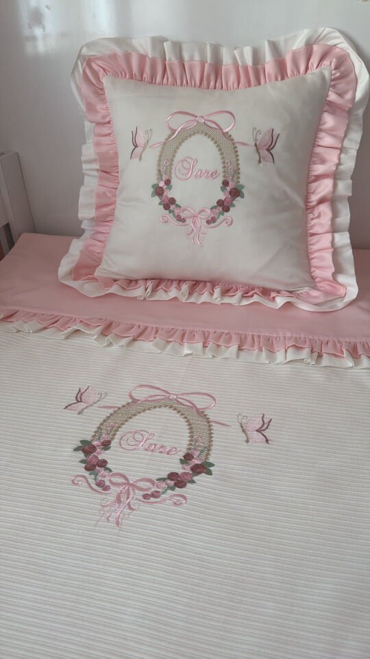 İsimli Kelebek Nakışlı Pembe Bebek Pike Takımı