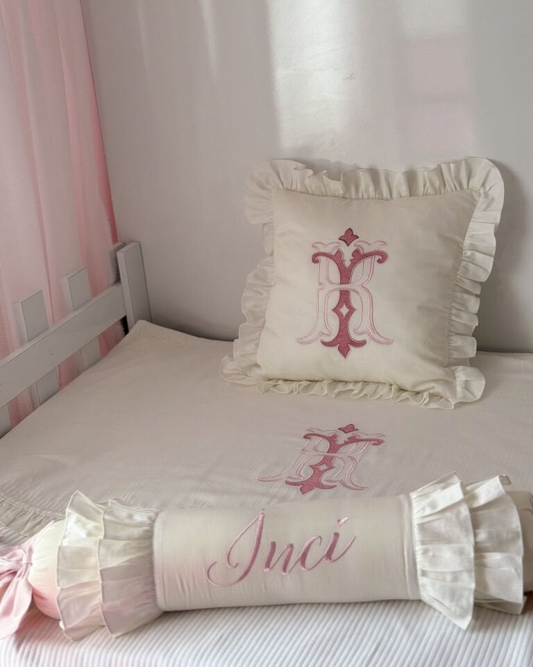 İsimli Monogram Çerçeve Nakışlı Pembe Bebek Pike Seti