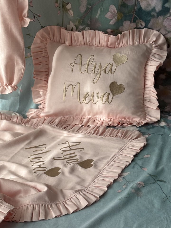 Kalp detaylı somon pamuk saten bebek tulumu