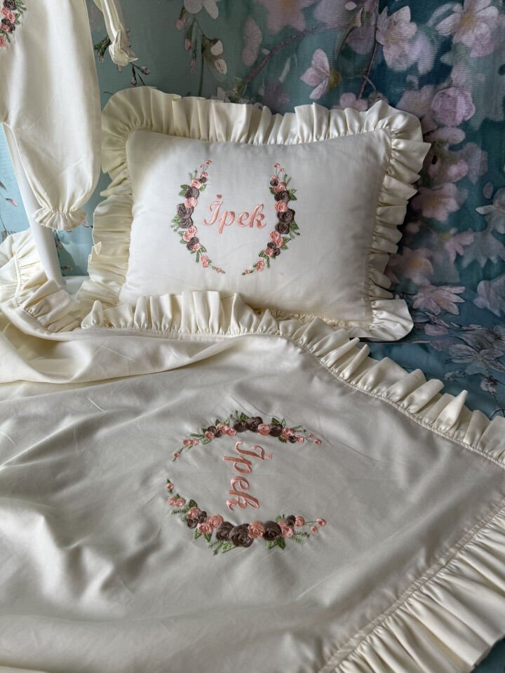 Krem pamuk saten çiçek desenli bebek seti