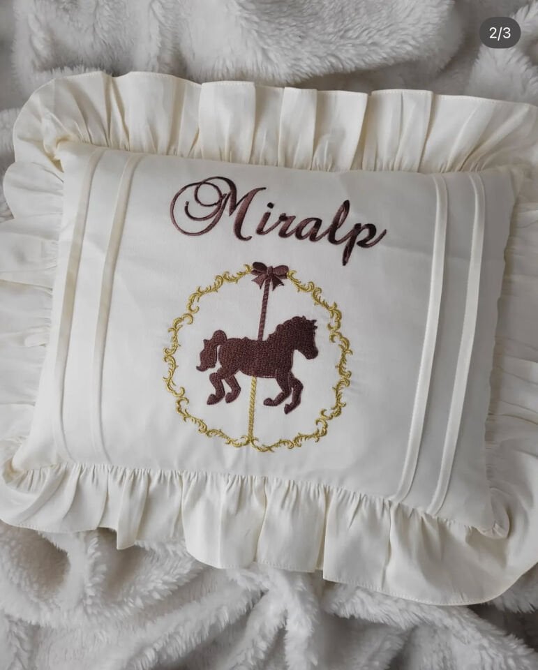 Atlı krem renklı isimli bebek takı yastığı