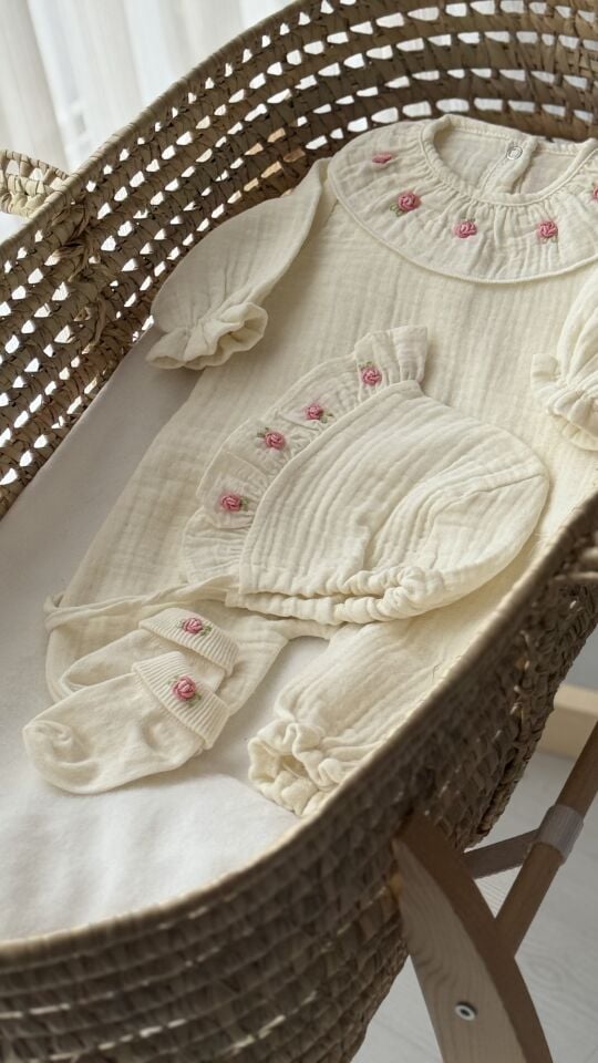 Müslin Nakışlı Bebek Tulum Seti – Yenidoğan Uyumlu | Minik Nakış