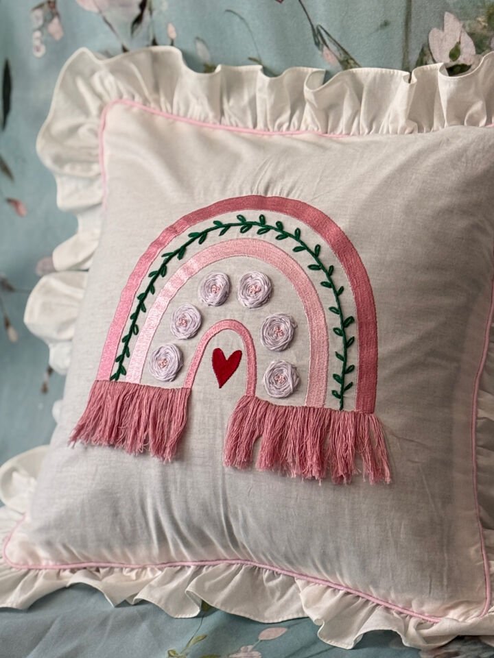 El Nakışı Gökkuşağı İsimli Süs Yastığı – Kişiye Özel Bebek Odası Dekoru