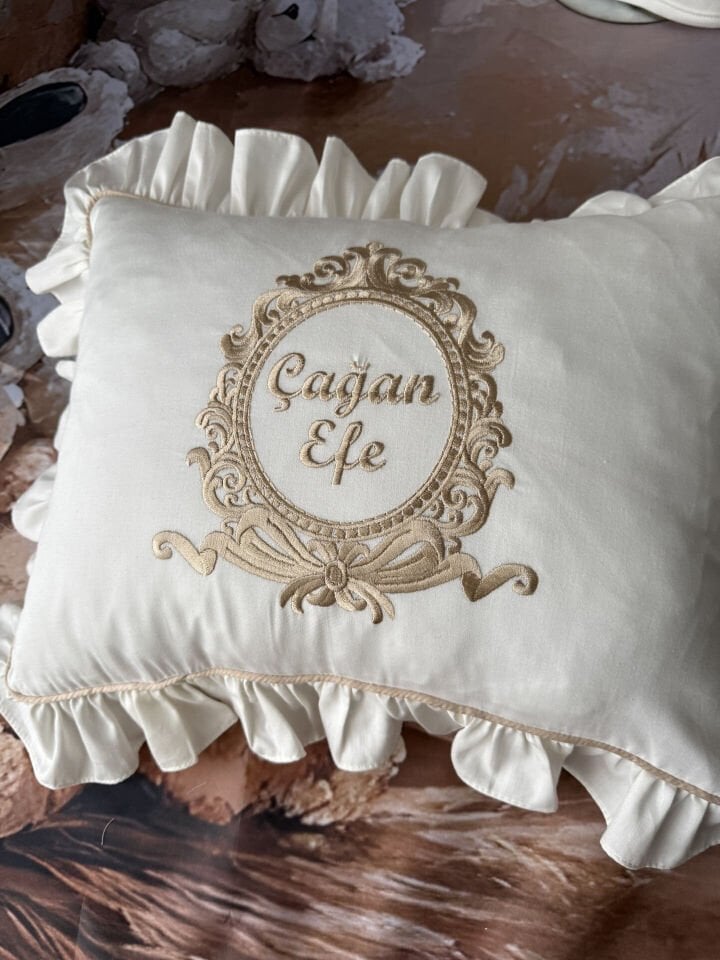 krem nakisli isimli bebek yastigi