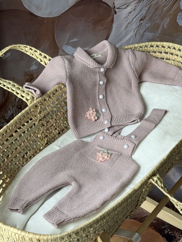 Pudra Örgü Kız Bebek 2’li Takım – Çiçek İşlemeli Hırka ve Salopet | El Örgüsü Görünüm