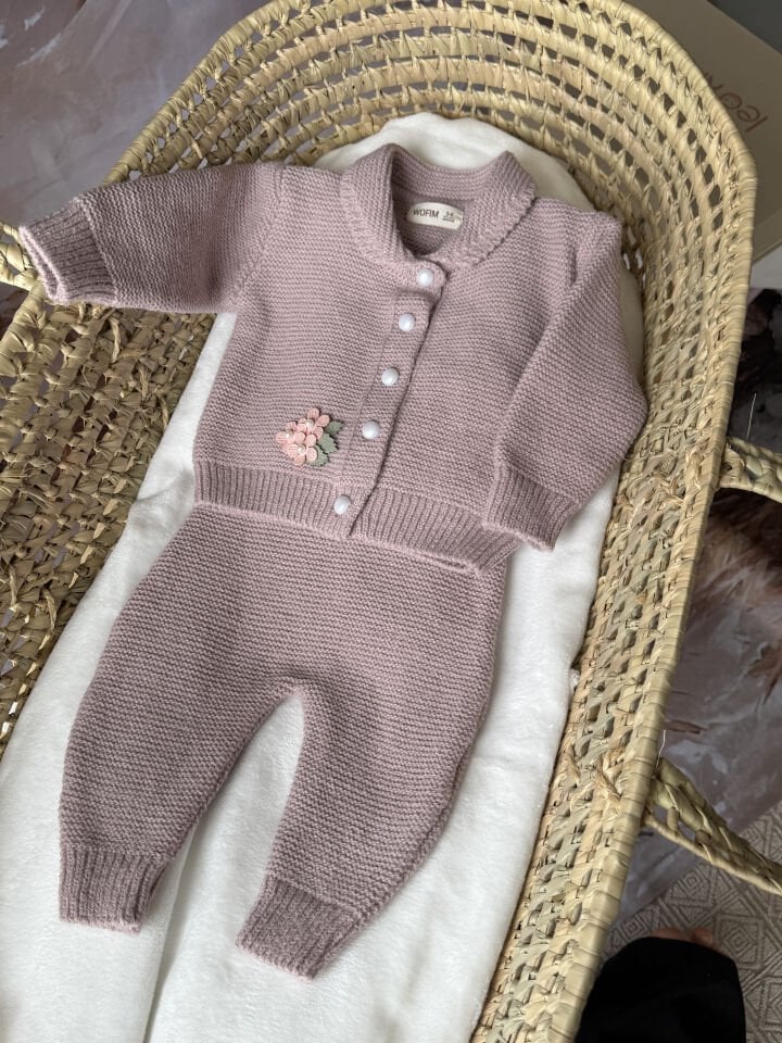 Pudra Örgü Kız Bebek 2’li Takım – Çiçek İşlemeli Hırka ve Salopet | El Örgüsü Görünüm