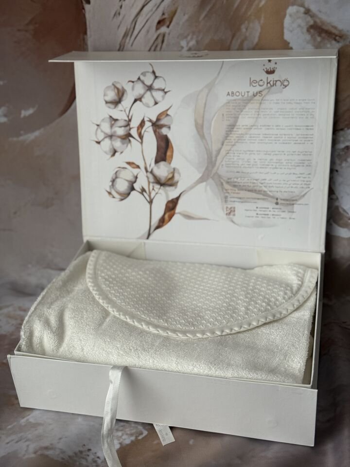 kapüşonlu bebek bornozu havlu terlik ve kese içeren banyo seti